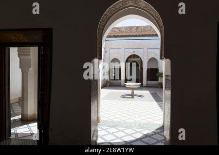 Der kleine Innenhof des Bahia Palace (zwischen dem kleinen Riad und dem Grand Courtyard). Marrakesch, Marokko Stockfoto