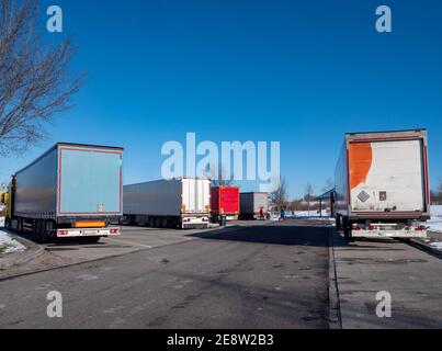 Lastwagen auf einem Rastplatz im Winter auf einem Deutschen Autobahn Stockfoto