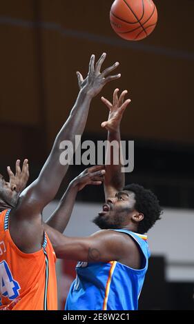 Zhuji, Chinas Provinz Zhejiang. Februar 2021. Qingdao Eagles' Dakari Johnson schießt während des 37. Rundenmatches zwischen Qingdao Eagles und Fujian Sturgeons in der Saison 2020-2021 der Chinese Basketball Association (CBA) Liga in Zhuji, Ostchina Zhejiang Provinz, 1. Februar 2021. Quelle: Weng Xinyang/Xinhua/Alamy Live News Stockfoto