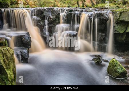 Nelly Ayre Foss Wasserfall in Spate. Stockfoto