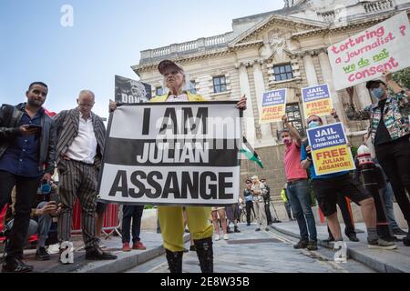 Dame Vivienne Westwood, britische Modedesignerin während ihres Protests "Ich bin Julian Assange" in London, vor dem Old Bailey Central Criminal Court, Großbritannien Stockfoto