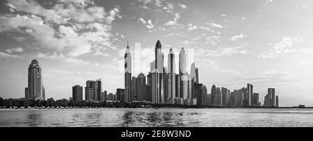 Blick auf die luxuriösen Wolkenkratzer des Dubai Marina von der von Palm geschaffenen Insel in Dubai, Vereinigte Arabische Emirate Stockfoto