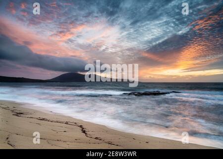 Sonnenuntergang über Toe Head vom Traigh Mor Strand. Stockfoto
