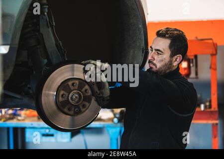 Mechanische Änderung der Bremsbeläge der Vorderräder. Konzept der Fahrzeugreparatur. Sicherheit während der Fahrt Stockfoto