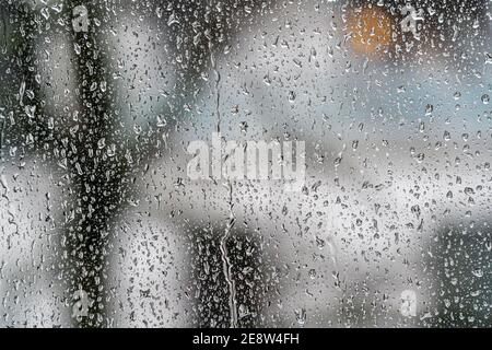 Regnerisches Wetter, Regentropfen auf einer Fensterscheibe, Stockfoto