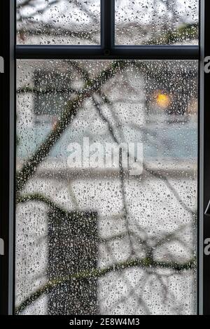 Regnerisches Wetter, Regentropfen auf einer Fensterscheibe, Stockfoto