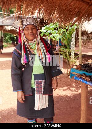 Ein Porträt einer lachenden Akha Hill Tribe Frau in Ihr Markenzeichen Stockfoto