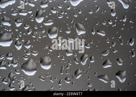 Regnerisches Wetter, Regentropfen auf einer Fensterscheibe, Stockfoto
