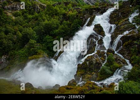 Kleivafossen Wasserfall, Briksdalselva Fluss, Norwegen. Der Fluss wird vom schmelzenden Briksdal Gletscher (Briksdalsbreen) gespeist. Stockfoto