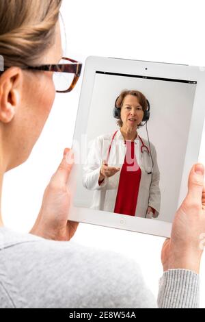 Symbolisches Bild der Telemedizin, Patient spricht mit einem Arzt in einer Videokonferenz, von zu Hause, Stockfoto
