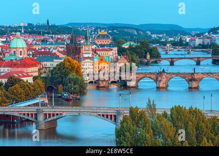 Prag , Bild von Prager Brücken über der Moldau, Hauptstadt der Tschechischen Republik, während der dunkelblauen Stunde, Prag, Tschechische Republik Stockfoto