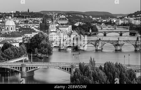 Prag , Bild von Prager Brücken über der Moldau, Hauptstadt der Tschechischen Republik, während der dunkelblauen Stunde, Prag, Tschechische Republik Stockfoto