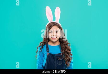 So glücklich. ostern Frühling Urlaub. Teen Mädchen tragen Hasen Ohren. Frohe Ostern. Kindheit Glück. Kind in Kaninchen Kostüm. Zeit für Spaß. Liebenswert Kind trägt lustige Hasenohren. Stockfoto