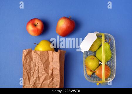 Detail von Obst in Kunststoffverpackung und in Papier gekauft Taschen Stockfoto