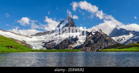 Blick auf den Sonnenaufgang auf die Berner Bergkette über dem Bachalpsee. Beliebte Touristenattraktion. Lage Ort Schweiz alpen, Grindelwald Tal, Europa Stockfoto