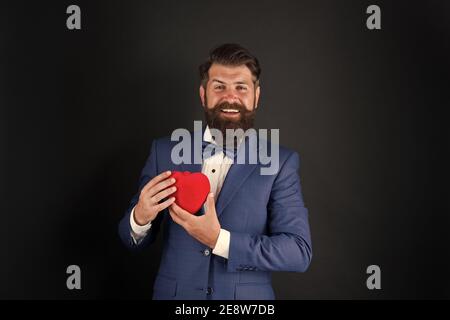 Herz des Geschäftslebens. Mehr körperlicher Aktivität. Gesundes Herz. Man bärtige Hipster halten roten Herzen. Health Care Konzept. Check hilft Risikofaktoren für Herzerkrankungen verstehen. Stressigen Beruf. Stockfoto