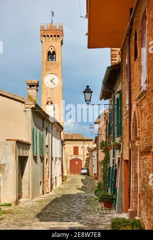 Alte Straße mit alten Glockenturm in Santarcangelo di Romagna Stadt, Rimini Provinz, Italien Stockfoto
