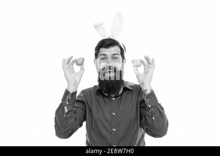 Festfeier der Feste. Bärtiger Mann hält Paschal-Eier. Fröhlicher Flusspferd feiert Pascha. Pascha und Osterzeit. Pascha Wird Gefeiert. Glücklicher Pascha. Sonntag Der Auferstehung. Frühling. Stockfoto