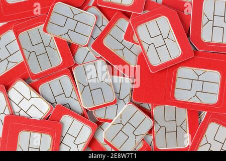 Rote SIM-Karten in verschiedenen Formaten Heap, close-up, Draufsicht Stockfoto