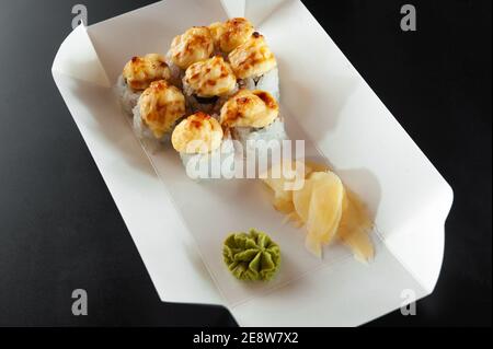 Heiße gebackene Brötchen in einer Pappschachtel aus der Nähe. Lieferung Service consept. Stockfoto