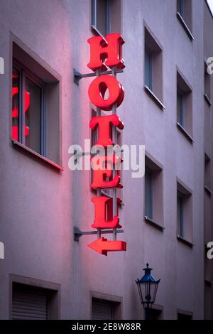 Hotel Neonschild in der Gasse auf dem Rothenberg in der Altstadt, Köln, Deutschland. Hotel-Leuchtschrift in der Gasse auf dem Rothenberg in Stockfoto