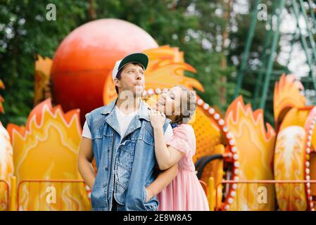 Glückliches Paar in der Liebe Spaß in einem Vergnügungspark, Essen Lutscher Stockfoto