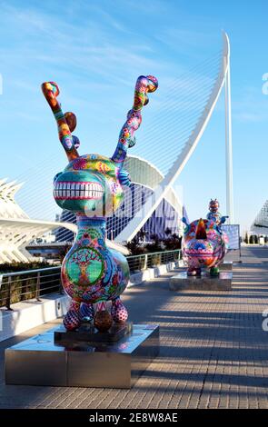 Valencia, Spanien - Dez 22, 2020: Ausstellung in Kunst und Wissenschaft Stadt, taiwanesische Künstler Werke von Hung Yi, helle Farben chinesischen Neujahr Tiere sculp Stockfoto