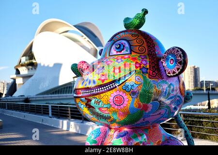 Valencia, Spanien - Dez 22, 2020: Ausstellung in Kunst und Wissenschaft Stadt, taiwanesische Künstler Werke von Hung Yi, helle Farben chinesischen Neujahr Tiere sculp Stockfoto