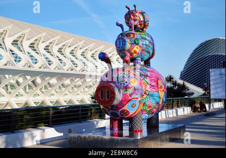 Valencia, Spanien - Dez 22, 2020: Ausstellung in Kunst und Wissenschaft Stadt, taiwanesische Künstler Werke von Hung Yi, helle Farben chinesischen Neujahr Tiere sculp Stockfoto