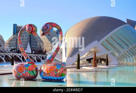 Valencia, Spanien - Dez 22, 2020: Ausstellung in Kunst und Wissenschaft Stadt, taiwanesische Künstler Werke von Hung Yi, helle Farben chinesischen Neujahr Tiere sculp Stockfoto