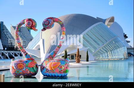 Valencia, Spanien - Dez 22, 2020: Ausstellung in Kunst und Wissenschaft Stadt, taiwanesische Künstler Werke von Hung Yi, helle Farben chinesischen Neujahr Tiere sculp Stockfoto