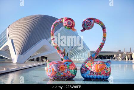 Valencia, Spanien - Dez 22, 2020: Ausstellung in Kunst und Wissenschaft Stadt, taiwanesische Künstler Werke von Hung Yi, helle Farben chinesischen Neujahr Tiere sculp Stockfoto