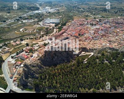 Luftbild Drohne Point of view Burg auf felsigen Berggipfel, Sax Stadtbild Umgebung und Landschaft, Blick von oben. Provinz Alicante, Valenci Stockfoto