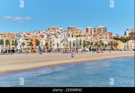 Luftdrohne Punkt Panoramablick Küste und La Vila Joiosa Villajoyosa touristischen Resort Stadtbild Blick von oben, Sandstrand und mittelmeer Stockfoto