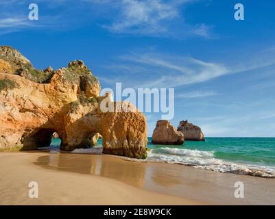 Portugal, Algarve, Alvor, Praia Dos Tres Irmãos Strand Stockfoto