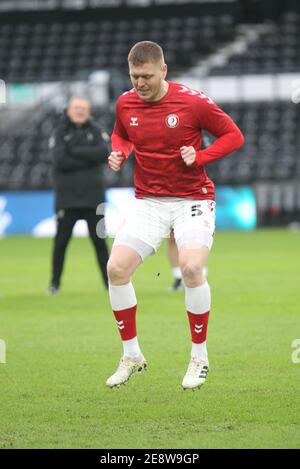 DERBY, ENGLAND. 30. JANUAR Alfie Mawson von Bristol City erwärmt sich vor dem Sky Bet Championship-Spiel zwischen Derby County und Bristol City im Pride Park, Derby am Samstag, 30. Januar 2021. (Kredit: Simon Newbury - MI News ) Kredit: MI Nachrichten & Sport /Alamy Live Nachrichten Stockfoto