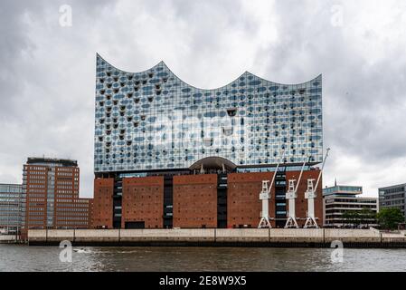 Hamburg, 4. August 2019: Elbphilharmonie oder Elbphilharmonie in der HafenCity. Entworfen vom Architekturbüro Herzog und de Meu Stockfoto