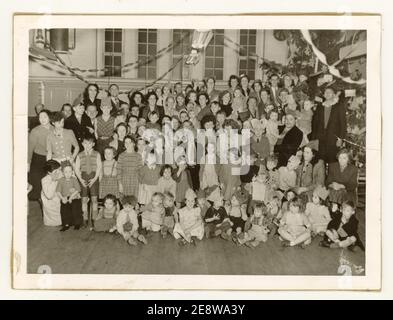 Foto der Grundschule der 1950er Jahre von Weihnachtsfeiern, wahrscheinlich Leicester Gegend, Großbritannien Stockfoto