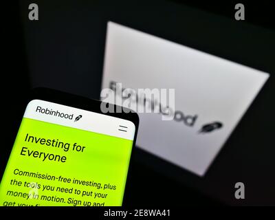 Smartphone mit Webseite des US-Finanzdienstleisters Robinhood Markets Inc. Auf dem Display vor dem Unternehmenslogo. Konzentrieren Sie sich auf den oberen Rand des Telefonbildschirms. Stockfoto