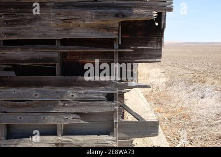 Detail eines verwitterten verlassenen Holzgebäudes. Stockfoto