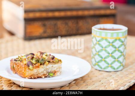 Traditionelle hrysh mit Kaffee werden während Eid al adha oder fitr Feier und ramadan , türkisch, arabisch, Asian serviert Stockfoto