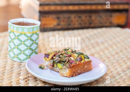 Traditionelle hrysh mit Kaffee werden während Eid al adha oder fitr Feier und ramadan , türkisch, arabisch, Asian serviert Stockfoto
