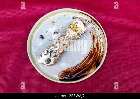 Typisch sizilianische Cannoli Gebäck serviert in einem Restaurant von Catania, Sizilien, Italien Stockfoto