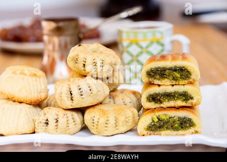Arabische Süßigkeiten, Maamoul und Kaffee auf traditionellem Hintergrund Stockfoto