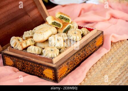 Arabisch traditionelle eid Süßigkeiten kahk mit Stroh Hintergrund Stockfoto