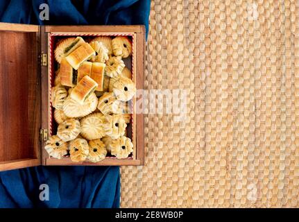 Arabisch traditionelle eid Süßigkeiten kahk mit Stroh Hintergrund Stockfoto