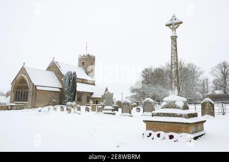 St Marys Kirche im Schnee. Swinbrook, Cotswolds, Oxfordshire, England Stockfoto