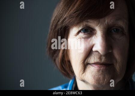 Nahaufnahme des faltigen Gesichts einer älteren Frau. Stockfoto