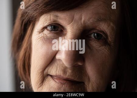 Nahaufnahme des faltigen Gesichts einer älteren Frau. Stockfoto