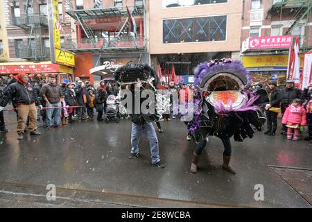 Einen Drachentanz vor einem Restaurant an der Mott Street in Chinatown in New York City am Lunar Neujahr 2016. Stockfoto